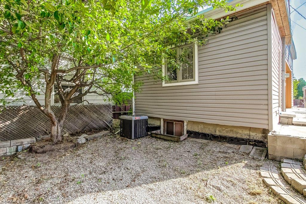 533 Catharine Street N Property Photo 40
