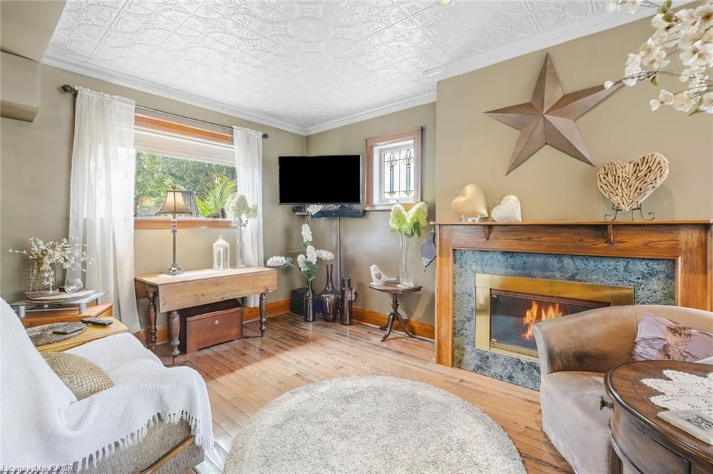 33 Tuxedo Avenue S Property Photo 4