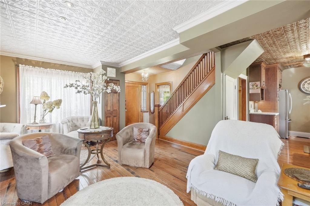 33 Tuxedo Avenue S Property Photo 5