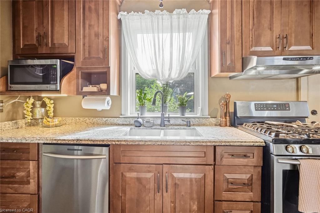 33 Tuxedo Avenue S Property Photo 6