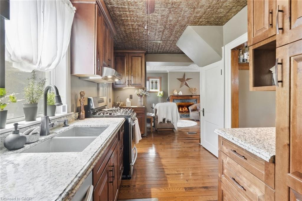 33 Tuxedo Avenue S Property Photo 7