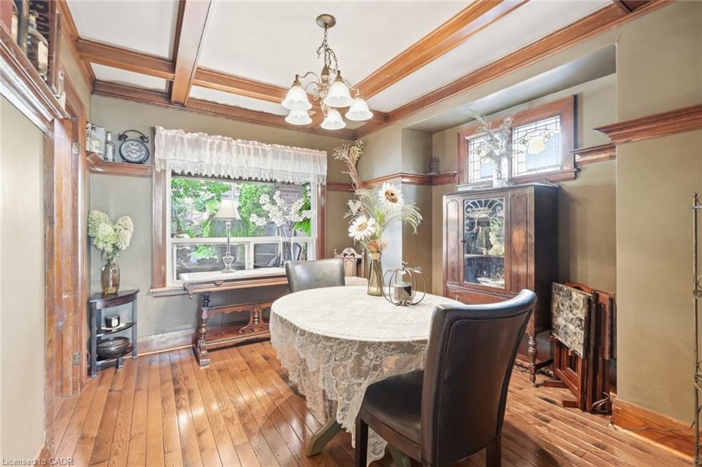 33 Tuxedo Avenue S Property Photo 8