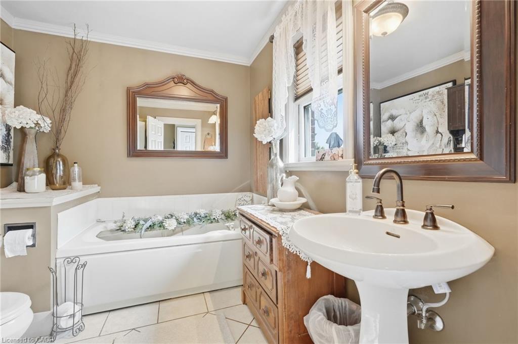 33 Tuxedo Avenue S Property Photo 10