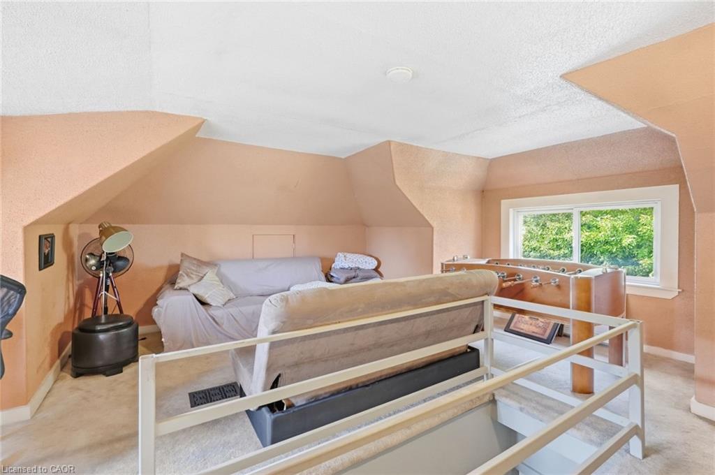33 Tuxedo Avenue S Property Photo 13
