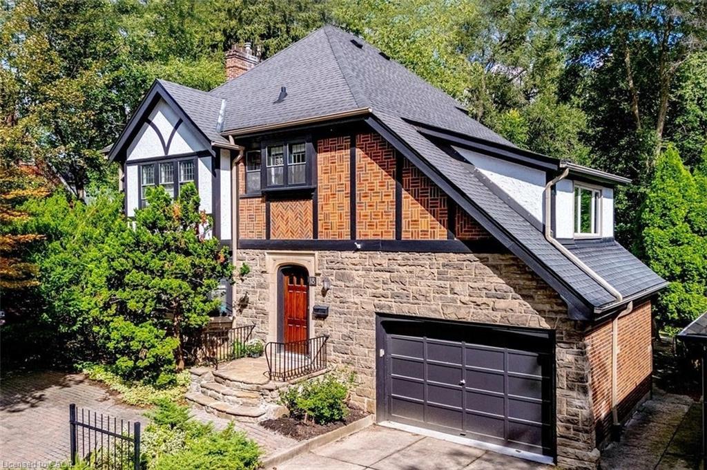 18 Forsyth Avenue N Property Photo 1