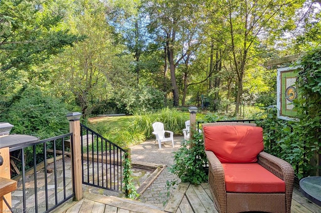 18 Forsyth Avenue N Property Photo 2