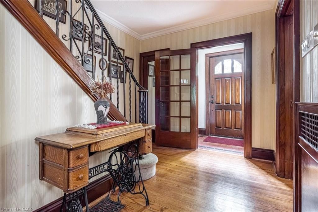 18 Forsyth Avenue N Property Photo 6