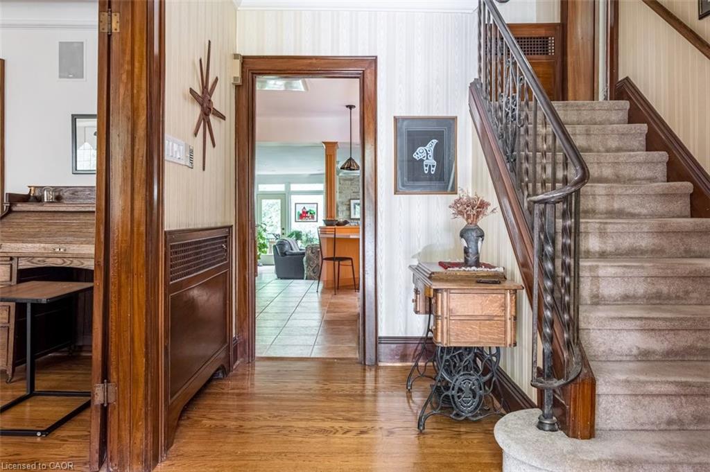 18 Forsyth Avenue N Property Photo 7
