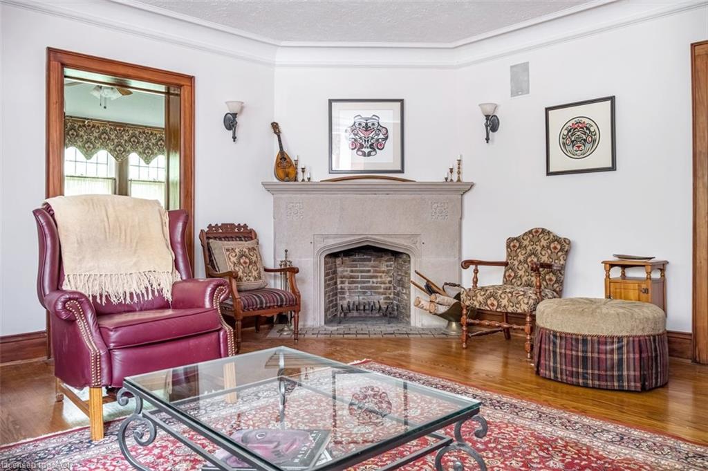 18 Forsyth Avenue N Property Photo 9