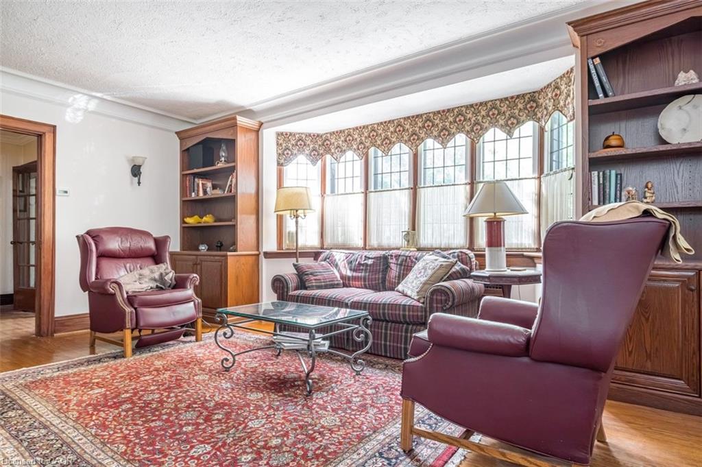 18 Forsyth Avenue N Property Photo 10