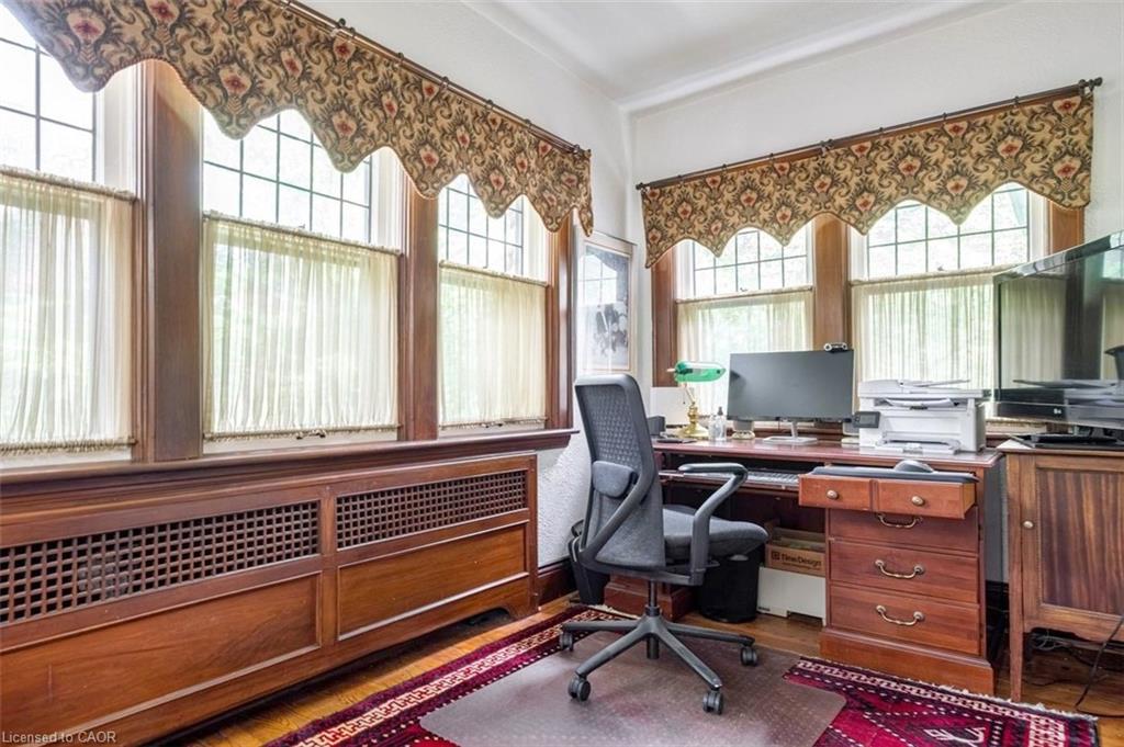 18 Forsyth Avenue N Property Photo 16