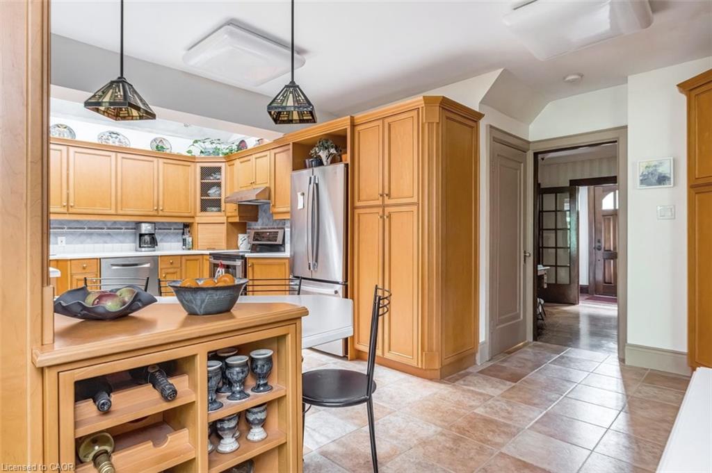 18 Forsyth Avenue N Property Photo 17