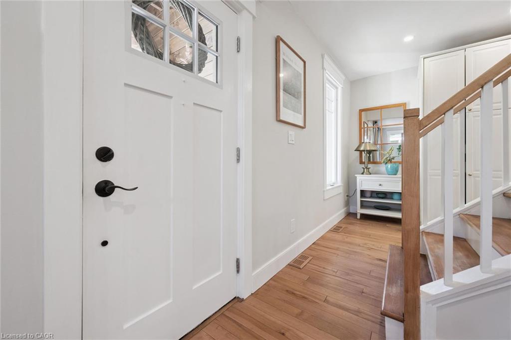 31 James Street W Property Photo 4