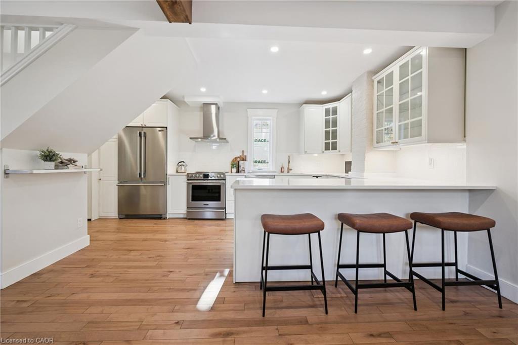 31 James Street W Property Photo 8