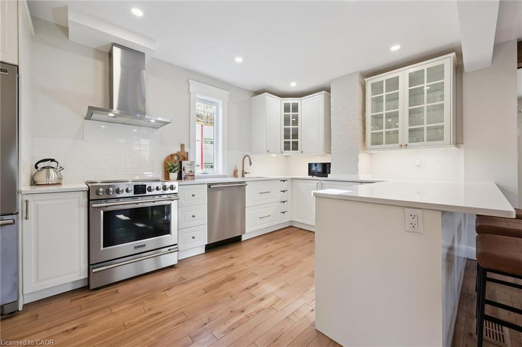 31 James Street W Property Photo 9