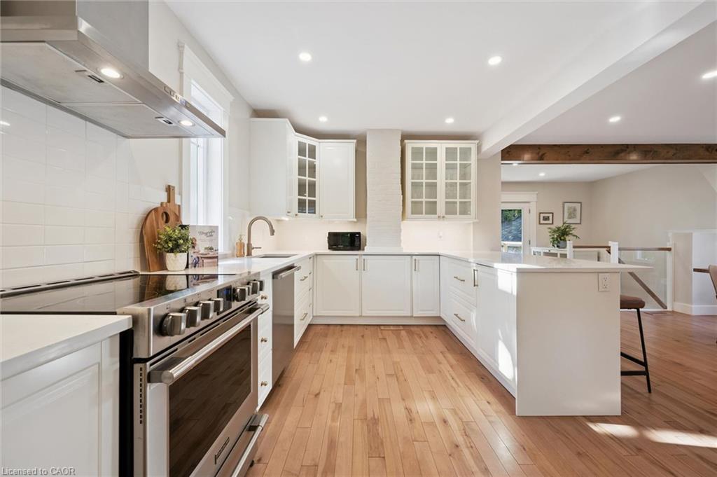 31 James Street W Property Photo 10