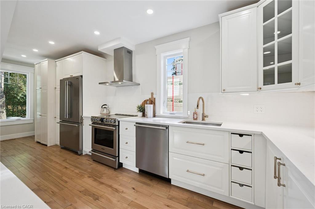 31 James Street W Property Photo 11