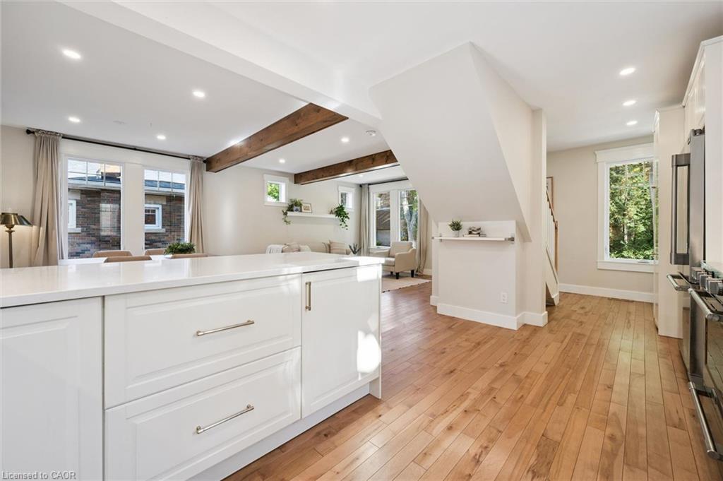 31 James Street W Property Photo 12