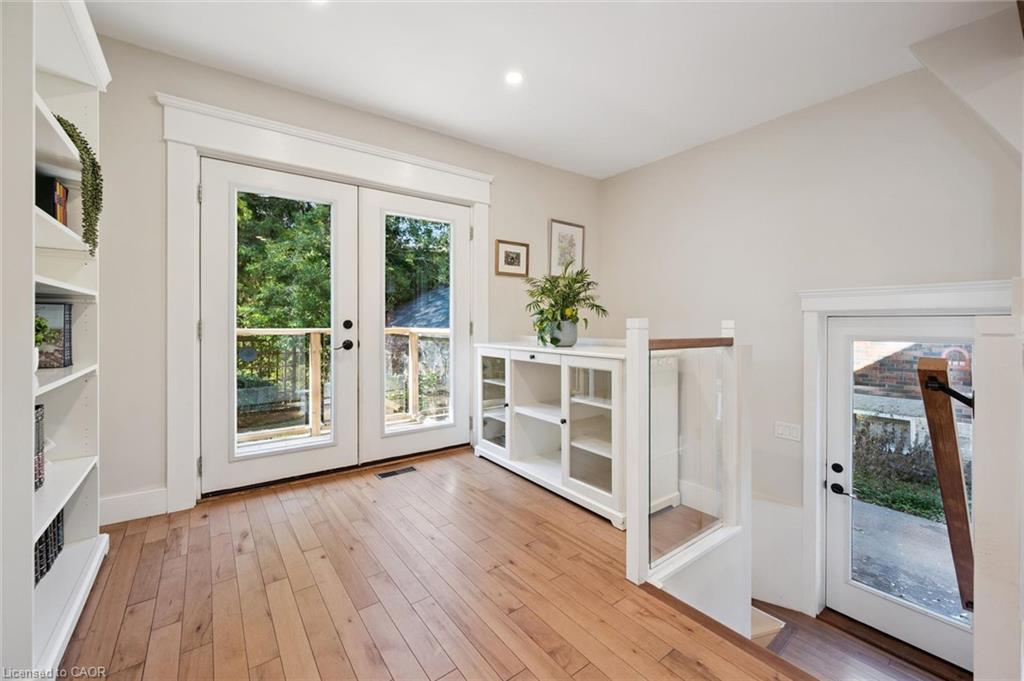31 James Street W Property Photo 16