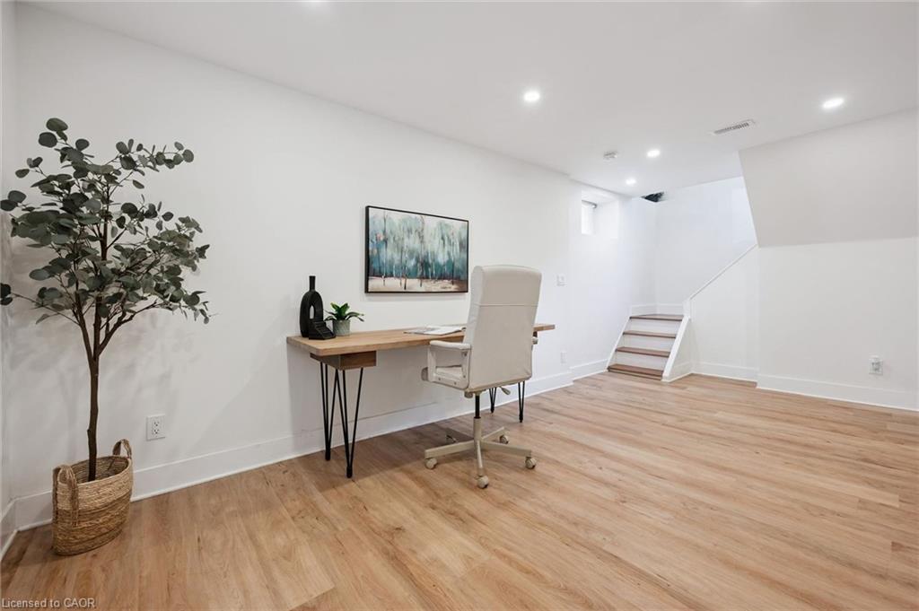 31 James Street W Property Photo 27