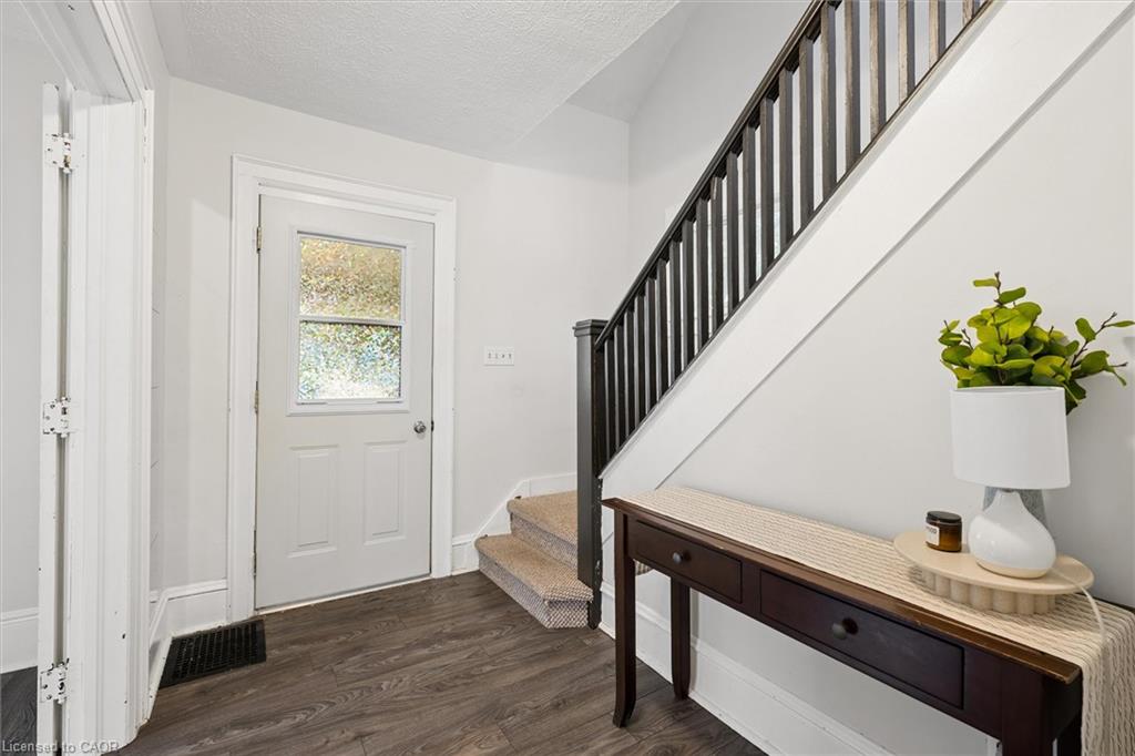 195 Victoria Avenue S Property Photo 5