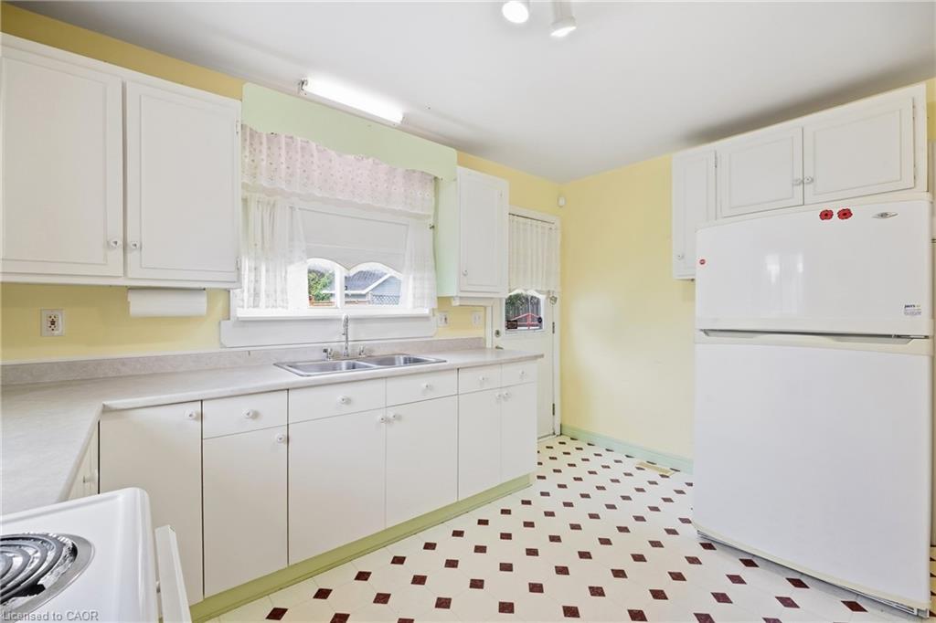 423 Lawrence Avenue Property Photo 11