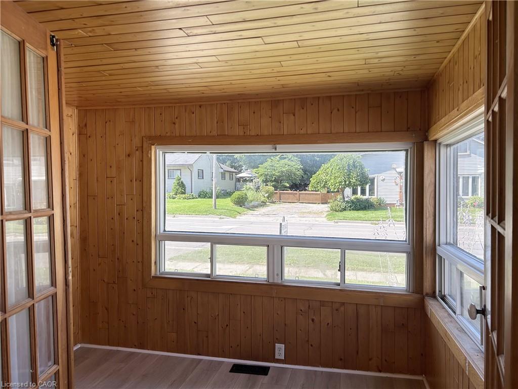 191 Queen Street N Property Photo 9