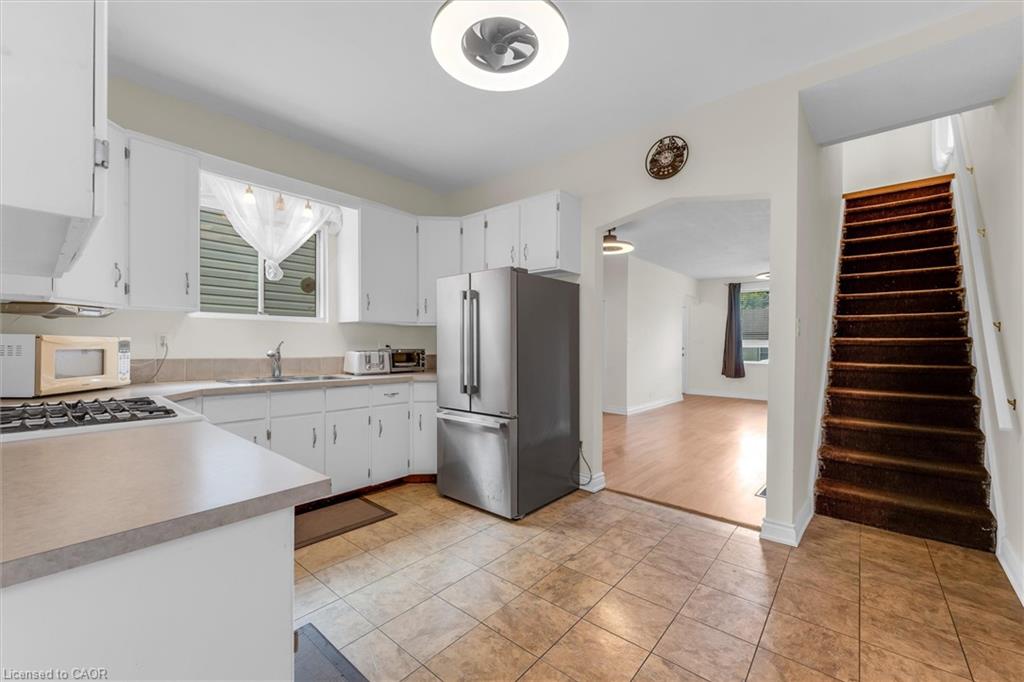 157 Macaulay Street E Property Photo 8
