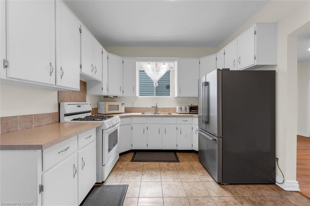 157 Macaulay Street E Property Photo 9