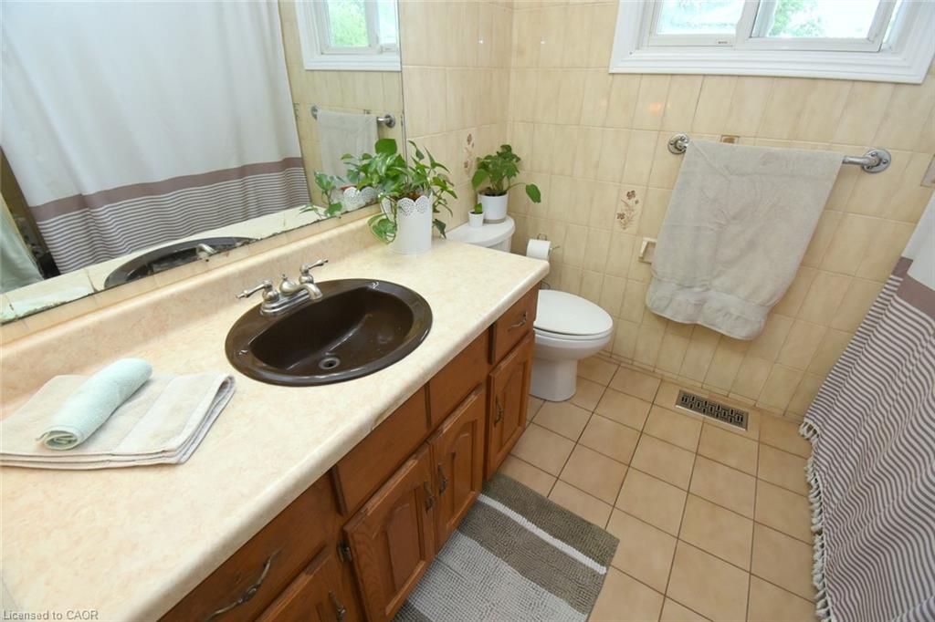 64 Winnett Street N Property Photo 26