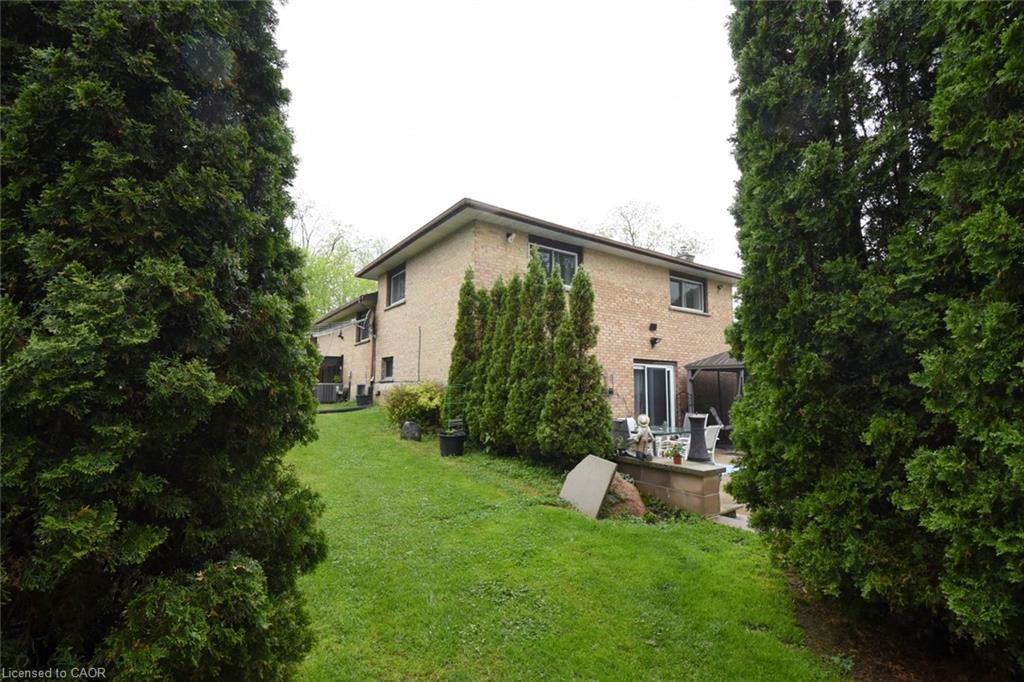 64 Winnett Street N Property Photo 34