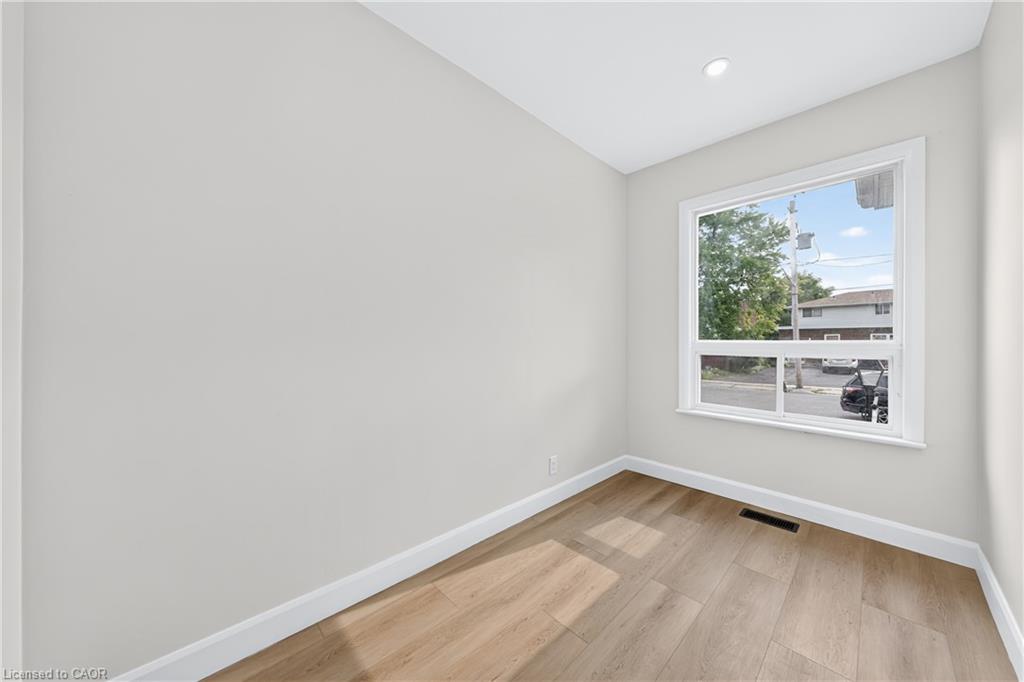 51 Queen Street S Property Photo 28