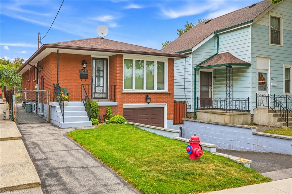 137 Picton Street E Property Photo 1