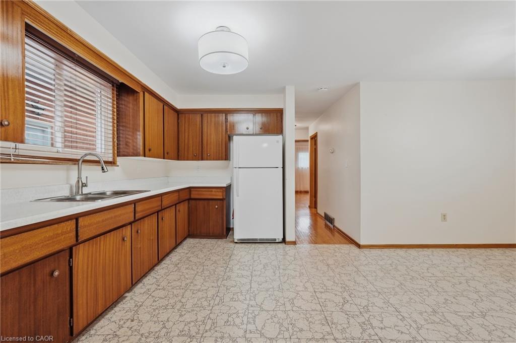 137 Picton Street E Property Photo 3