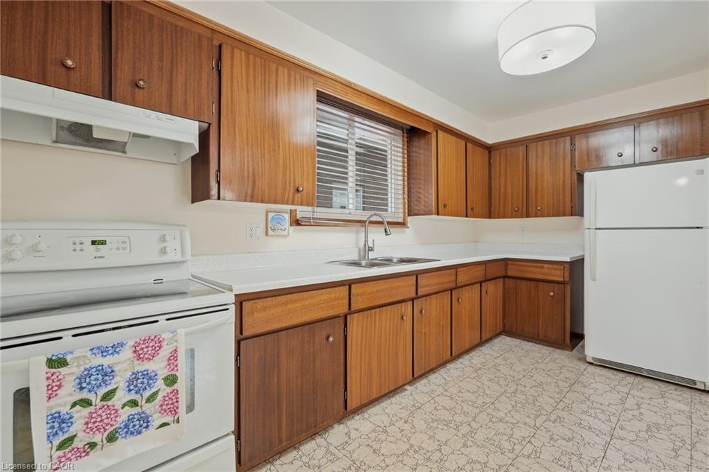 137 Picton Street E Property Photo 4