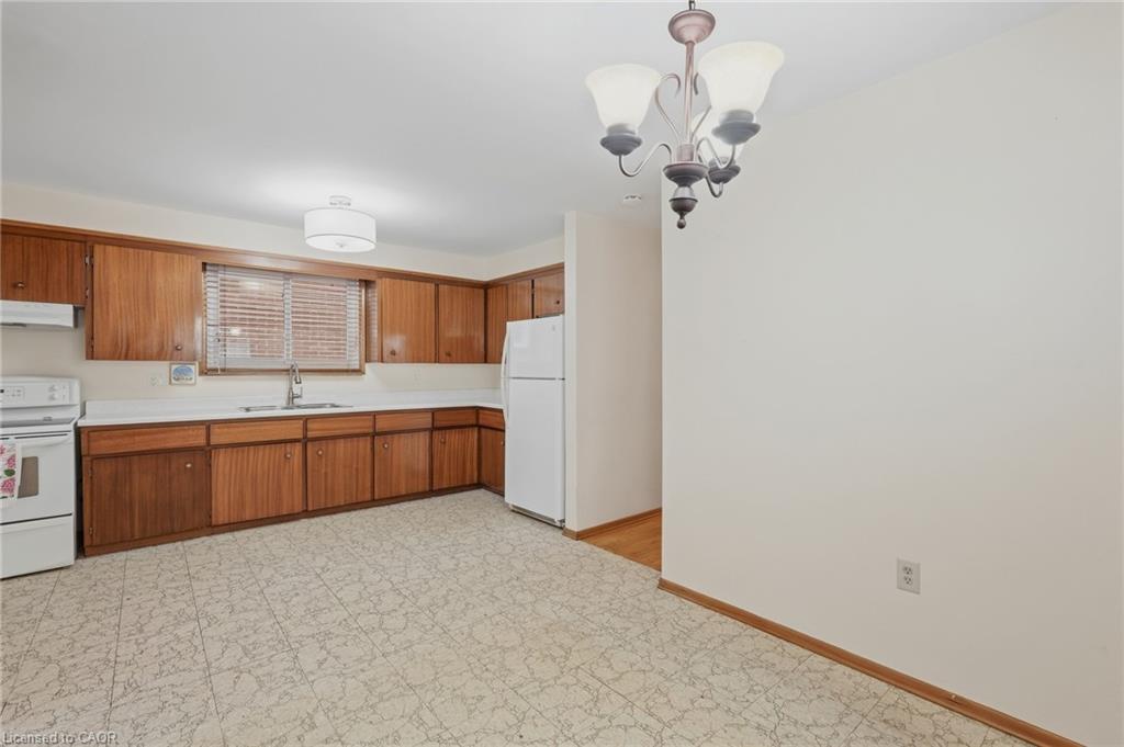 137 Picton Street E Property Photo 6