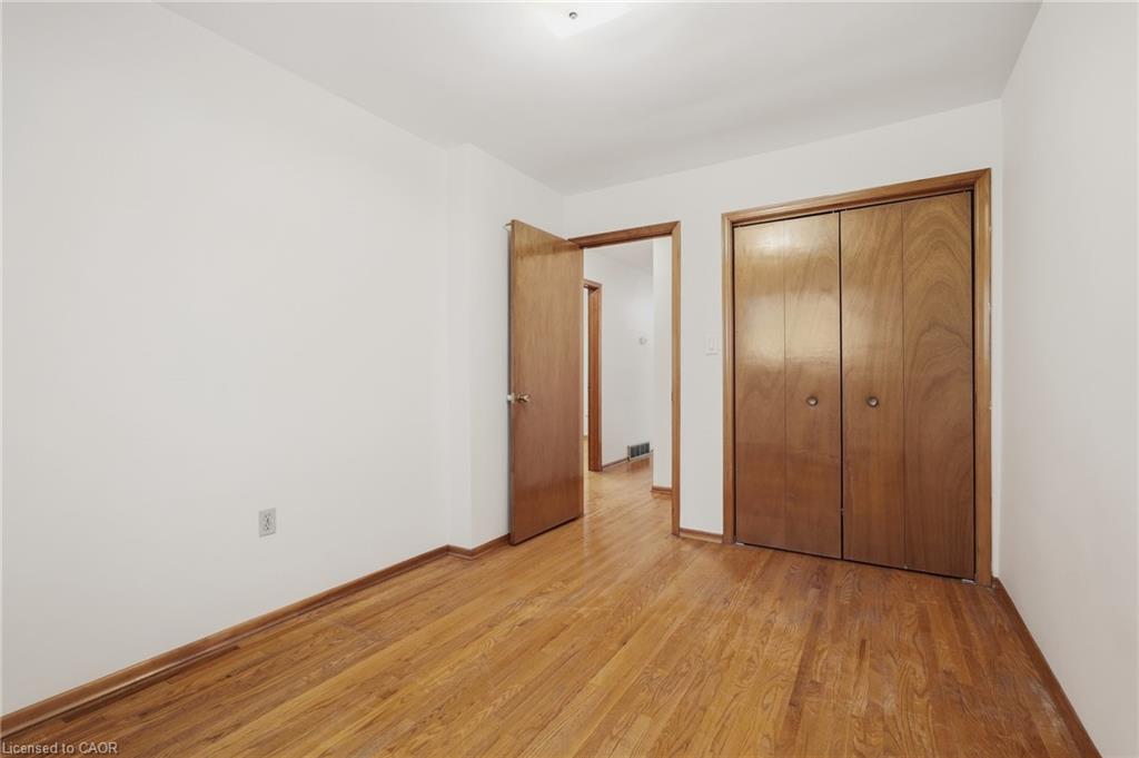 137 Picton Street E Property Photo 12