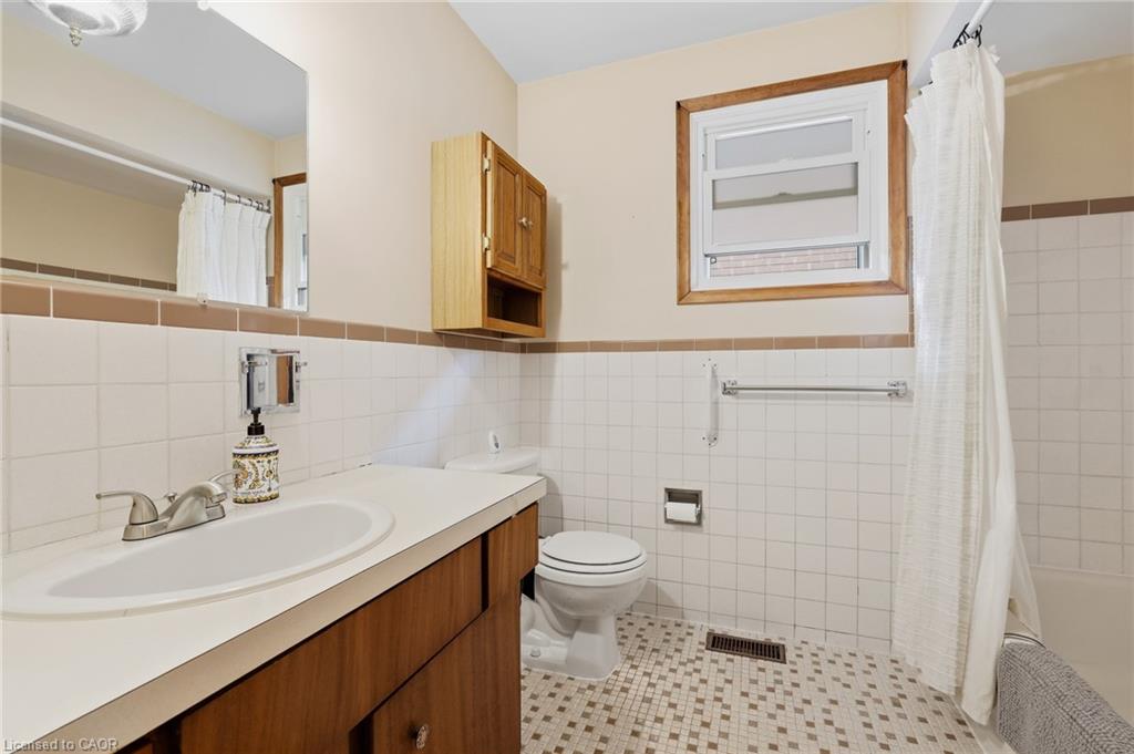 137 Picton Street E Property Photo 14