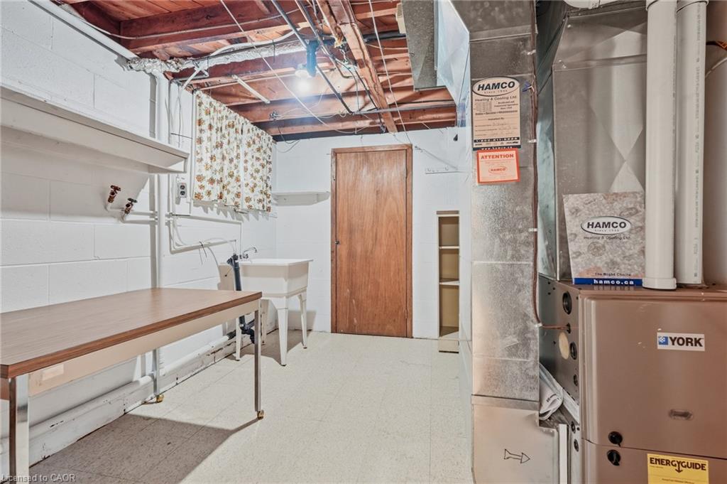 137 Picton Street E Property Photo 21