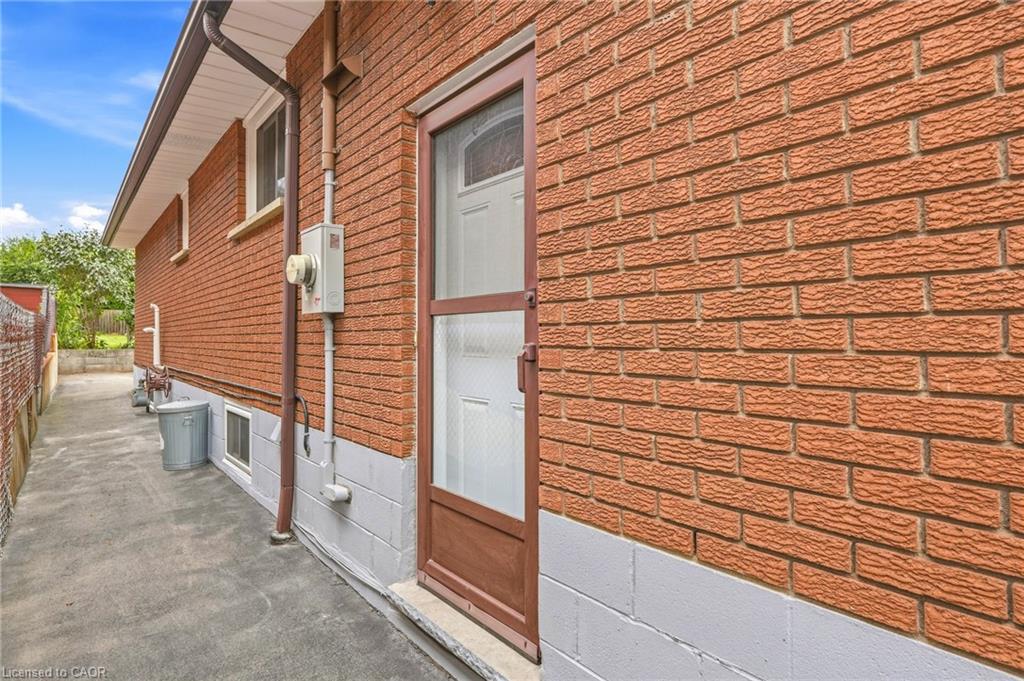 137 Picton Street E Property Photo 22