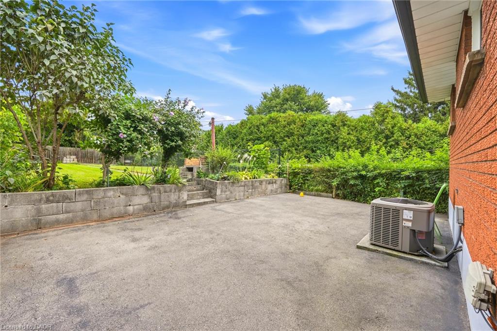 137 Picton Street E Property Photo 23