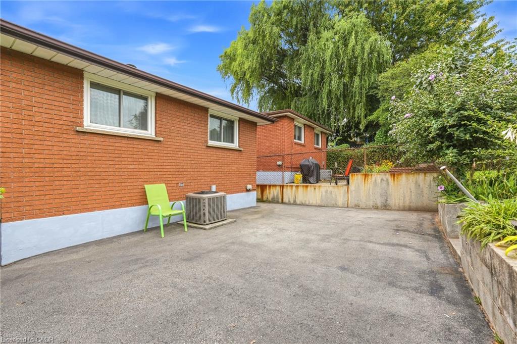 137 Picton Street E Property Photo 24