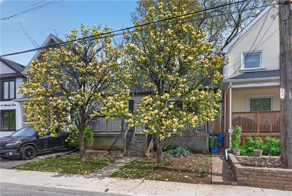 147 Strachan Street E Property Photo 3