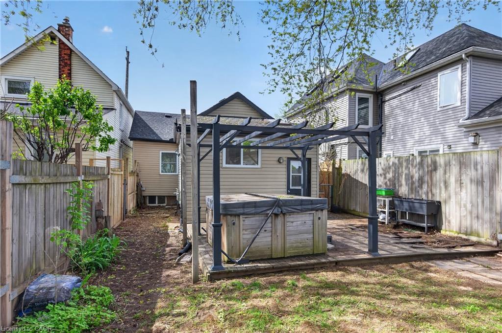 147 Strachan Street E Property Photo 25