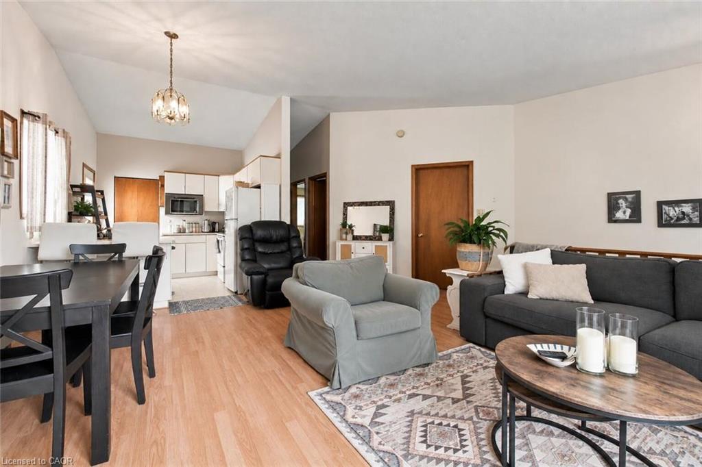 26 Renfrew Street E Property Photo 7