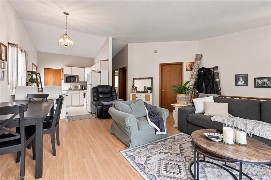 26 Renfrew Street E Property Photo 8