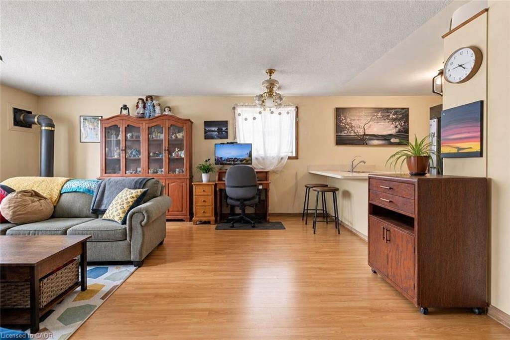 26 Renfrew Street E Property Photo 16