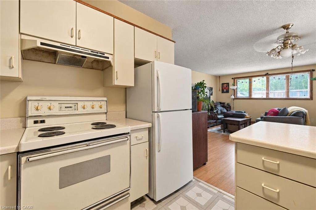 26 Renfrew Street E Property Photo 18
