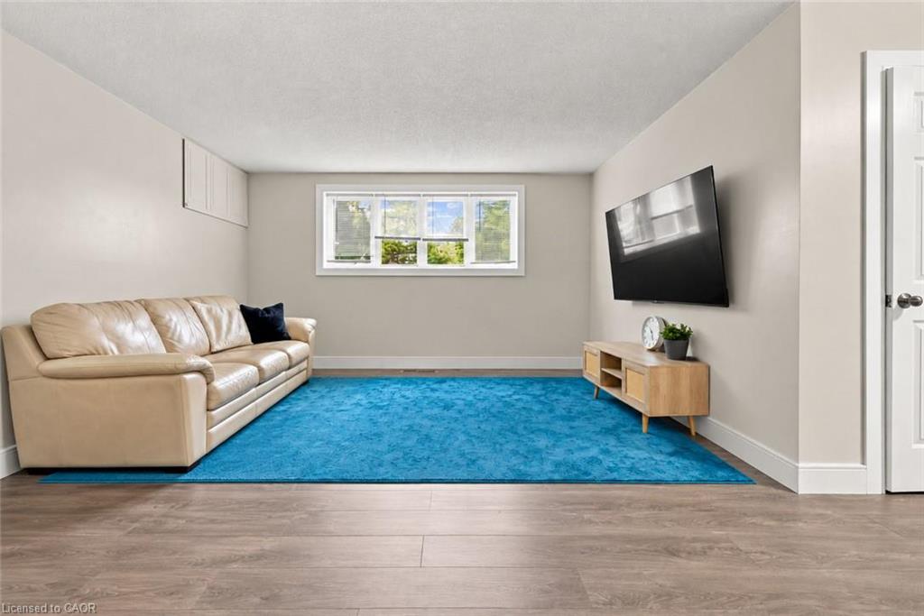 26 Renfrew Street E Property Photo 26