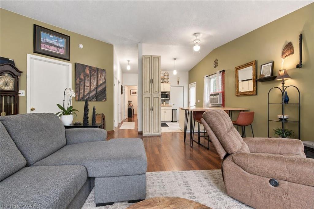 26 Renfrew Street E Property Photo 34